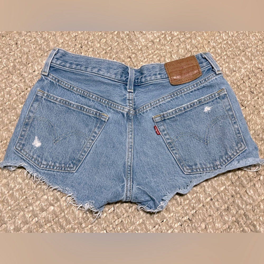 Levi’s 501 denim shorts / size 26